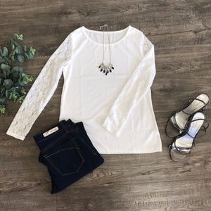 ⭐️Stunning Tee with Lace Sleeves⭐️